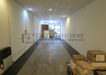 Amplio local comercial con potencial en el centro comercial de Bariloche